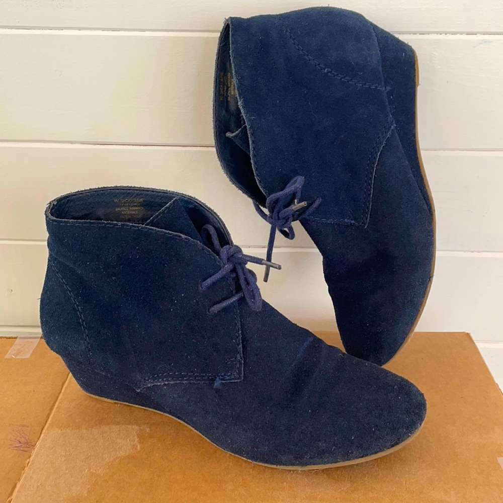 Vintage Crown Navy Suede Lace Up Booties Sz 8